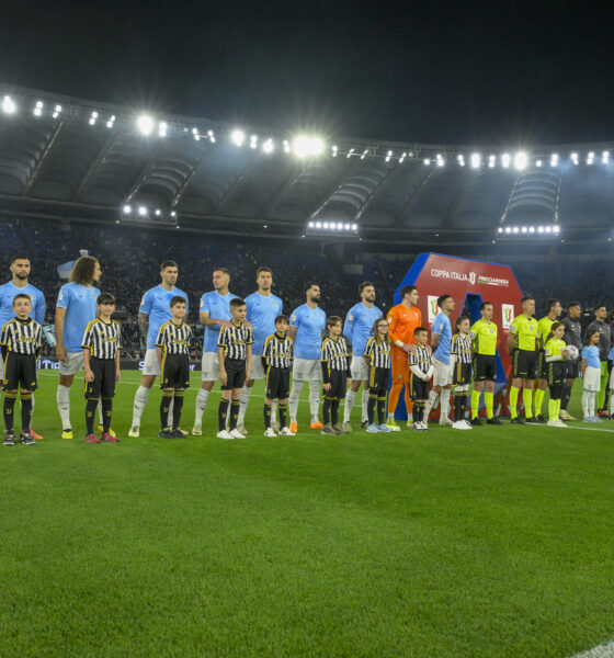 Lazio schierata al centro del campo contro la Juventus