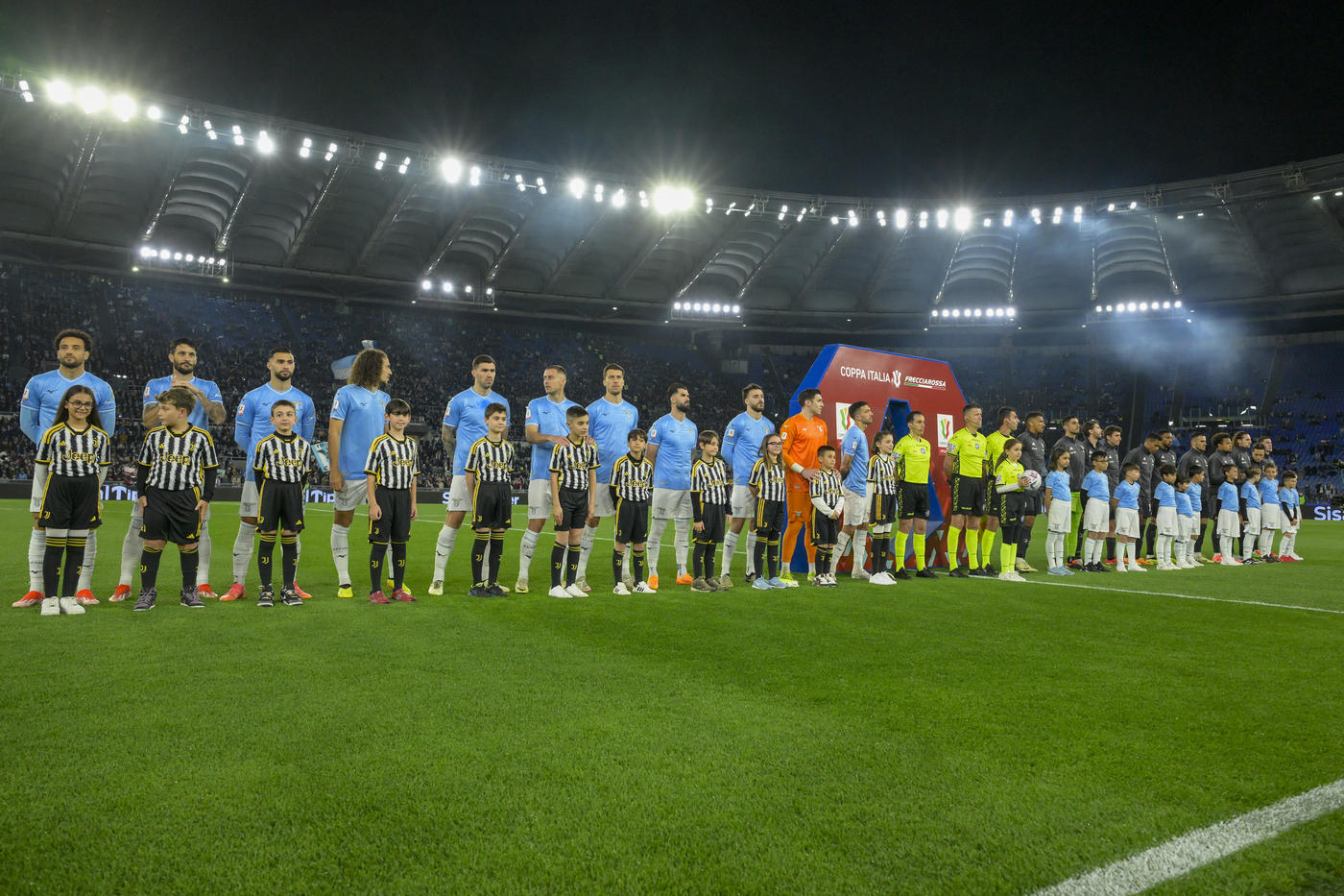 Lazio schierata al centro del campo contro la Juventus