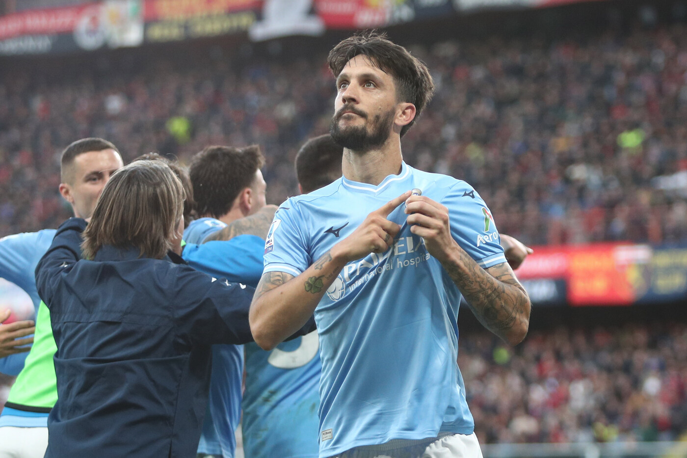 Luis Alberto esulta dopo il gol al Genoa